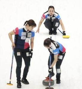 日本カーリング選手権大会　横浜2026　女子2次リーグ　フォルティウス対SC軽井沢クラブ　第7エンド、ストーンを投じるフォルティウス･近江谷杏菜(奥)(撮影･河田真司)