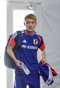 サッカー日本代表W杯北中米大会ベースキャンプ　インタビューエリアを移動する堂安律(撮影･足立雅史)＝2026年6月10日(現地時間)