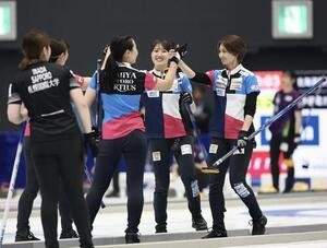 日本カーリング選手権大会　横浜2026　女子2次リーグ　フォルティウス対SC軽井沢クラブ　第9エンドを終えハイタッチするフォルティウスのメンバー(撮影･河田真司)＝2026年6月11日