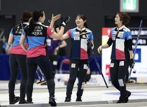 日本カーリング選手権大会　横浜2026　女子2次リーグ　フォルティウス対SC軽井沢クラブ　第9エンドを終えハイタッチするフォルティウスのメンバー(撮影･河田真司)＝2026年6月11日