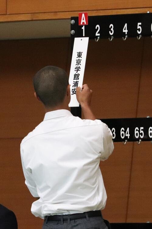 高校野球千葉大会　抽選会にて1番を引く東京学館浦安･田口龍之介(撮影･栗林真菜)＝2026年6月11日