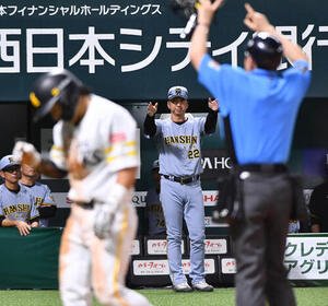 ソフトバンク対阪神　7回裏ソフトバンク2死二塁、牧原大成の右前安打で二塁走者の野村勇(左)の生還のクロスプレーにリクエストをする藤川球児監督(撮影･岩下翔太)