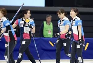 日本カーリング選手権大会　横浜2026　女子2次リーグ　フォルティウス対SC軽井沢クラブ　SC軽井沢クラブに敗れ移動するフォルティウス(撮影･河田真司)＝2026年6月11日