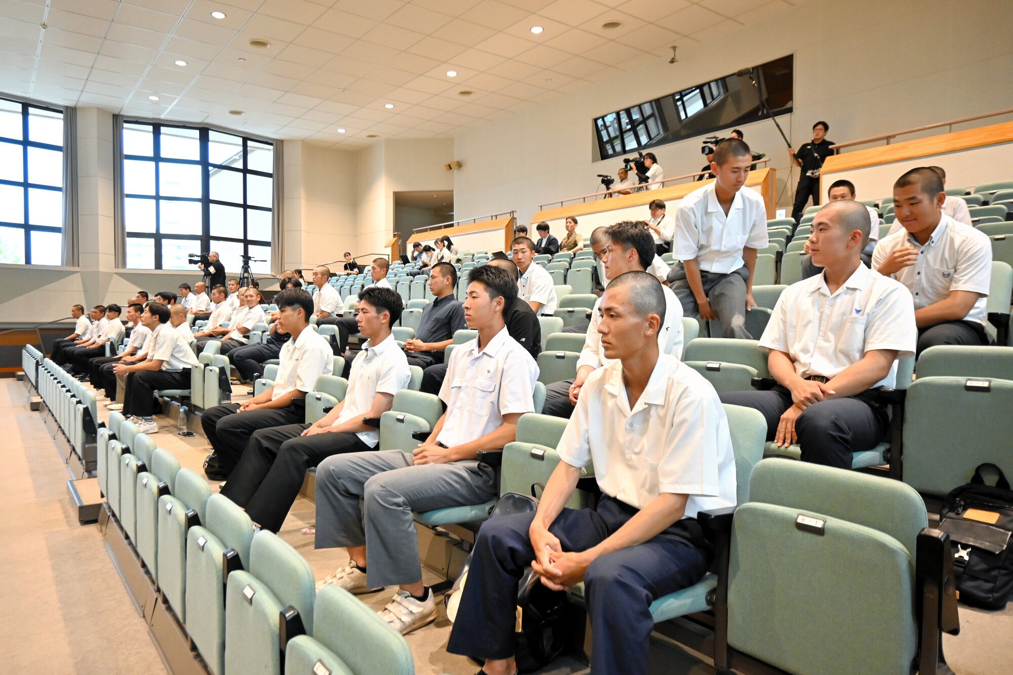 次々に抽選に向かい、結果を見守る各校の主将たち=2026年6月11日、佐賀市兵庫北3丁目