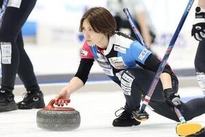 日本カーリング選手権大会　横浜2026　女子2次リーグ　フォルティウス対SC軽井沢クラブ　第3エンド、ストーンを投じるフォルティウス･吉村紗也香(撮影･河田真司)