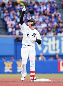 ロッテ対中日　1回裏ロッテ無死一塁、二塁打を放ち、ポーズを取る西川史礁(撮影･鈴木みどり)