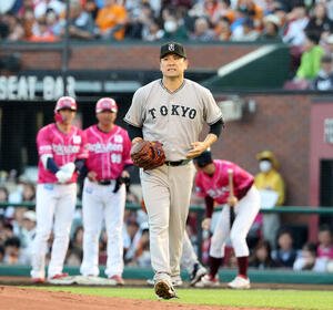 楽天対巨人　1回裏楽天1死三塁、辰己涼介(後方)に先制適時打を許し悔しそうな表情を浮かべる田中将大(撮影･浅見桂子)