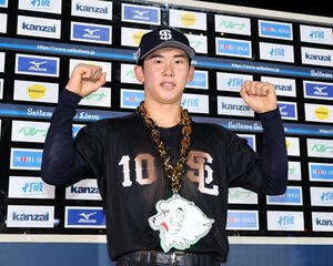 西武対広島　お立ち台でガッツポーズする西武小島大河(撮影･鈴木正人)