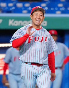全日本大学野球選手権　準々決勝　富士大対国学院大　7回裏、球審に確認する富士大･安田慎太郎監督(撮影･江口和貴)