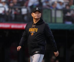 楽天対巨人　3回裏、交代を告げる橋上秀樹監督代行(撮影･増田悦実)