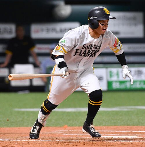 ソフトバンク対阪神　7回裏ソフトバンク2死二塁、牧原大成は勝ち越しの右前適時打を放つ(撮影･岩下翔太)
