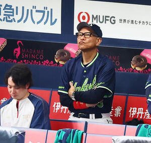 オリックス対ヤクルト　8回裏、厳しい表情でベンチから試合展開を見守るヤクルト池山隆寛監督(撮影･加藤哉)