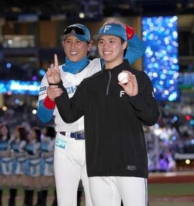 日本ハム対DeNA　プロ初勝利を挙げ新庄剛志監督(左)から祝福される孫易磊(撮影･黒川智章)