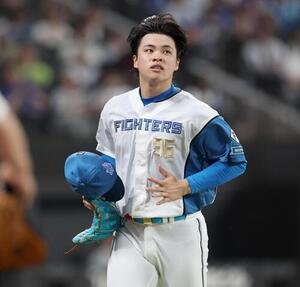 日本ハム対DeNA 5回表、無失点に抑えベンチに引き上げる孫易磊(撮影･黒川智章)
