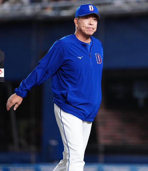 ロッテ対中日　10回裏の選手交代を告げ、ベンチへ戻る中日井上一樹監督(撮影･鈴木みどり)＝2026年6月11日