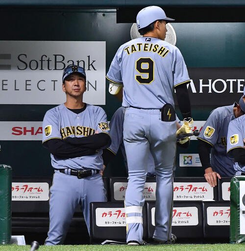 ソフトバンク対阪神　9回表阪神1死、空振り三振に倒れ、ベンチへ戻る立石正広(右)を見つめる藤川球児監督(撮影･岩下翔太)