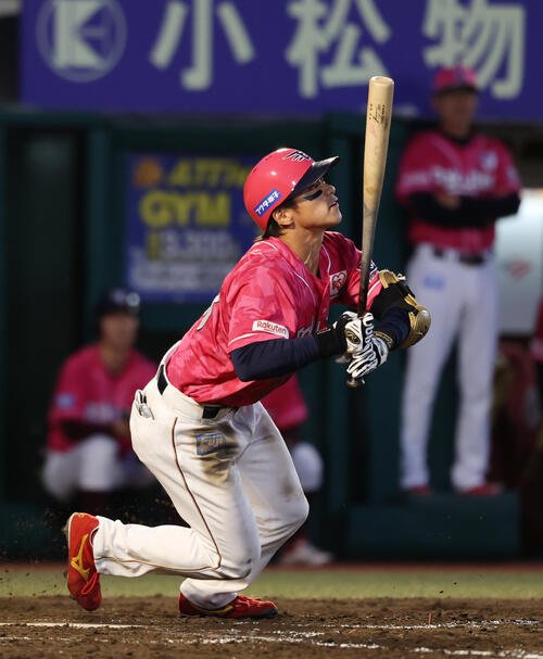 楽天対巨人　4回裏楽天無死、内野安打を放つ平良竜哉(撮影･増田悦実)