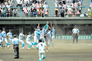 昨年の山梨大会で優勝し、マウンドに駆け寄って喜ぶ山梨学院の選手たち=2025年7月23日午後0時47分、山日YBS
