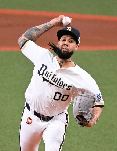 オリックス対ヤクルト　力投するオリックス先発のアンダーソン･エスピノーザ(撮影･石井愛子)