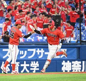 都市対抗西関東予選　日産自動車対東芝　都市対抗西関東予選　3回裏東芝無死、斉藤大輝が左越えに本塁打を放ちガッツポーズでダイヤモンドを回る(撮影･千葉一成)
