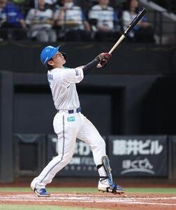 日本ハム対DeNA 6回裏日本ハム1死満塁、犠飛を放つ野村佑希(撮影･黒川智章)