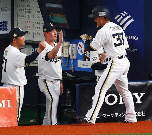 オリックス対ヤクルト　5回裏オリックス1死満塁、二走杉沢龍は宗佑磨の右越え適時二塁打で生還しベンチの岸田護監督(左)とタッチする(撮影･加藤哉)