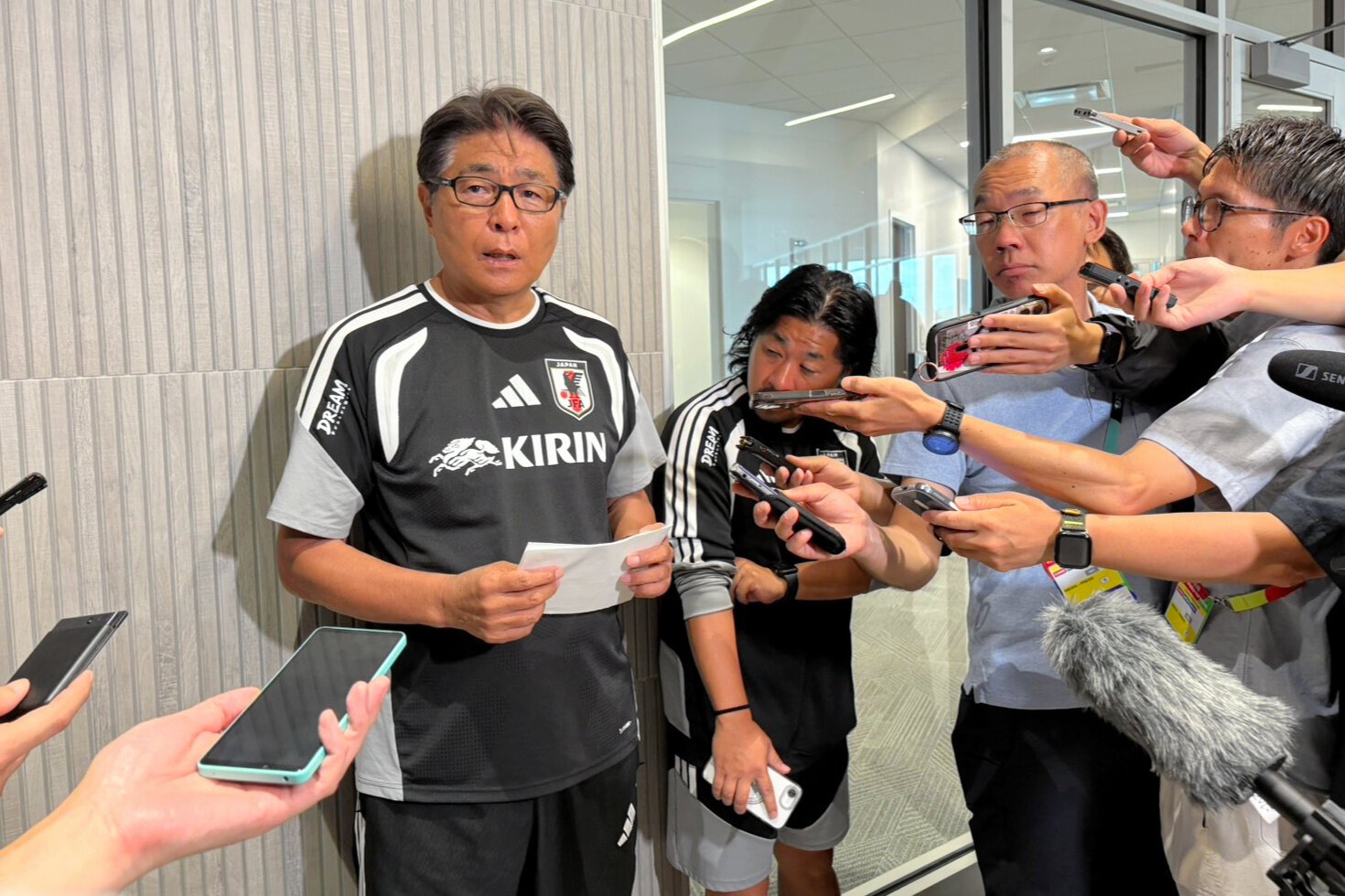 遠藤航の離脱について説明する日本協会の山本昌邦技術委員長(左)