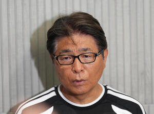 サッカー日本代表W杯北中米大会ベースキャンプ　遠藤航の離脱について説明する山本昌邦技術委員長兼ナショナルチームダイレクター(撮影･足立雅史)