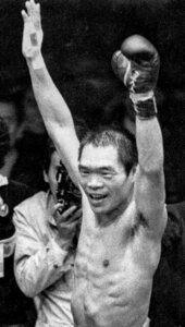 1974年、WBC世界ライト級タイトルマッチでKO勝ちし、喜ぶガッツ石松さん