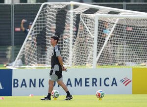 サッカー日本代表W杯北中米大会ベースキャンプ　練習前、ピッチを歩く森保一監督(撮影･足立雅史)＝2026年6月11日(現地時間)