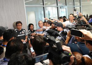 サッカー日本代表W杯北中米大会ベースキャンプ　遠藤航の離脱について説明する山本昌邦技術委員長兼ナショナルチームダイレクター(左)(撮影･足立雅史)