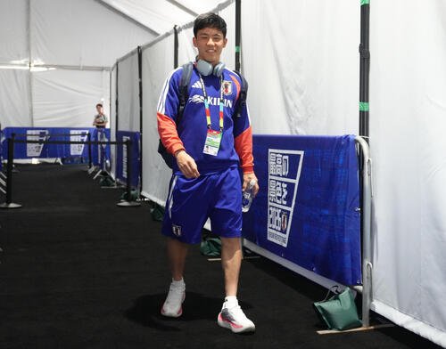 サッカー日本代表W杯北中米大会ベースキャンプ　現地時間10日、囲み取材を終え引き揚げる遠藤航(撮影･足立雅史)＝2026年6月10日(現地時間)