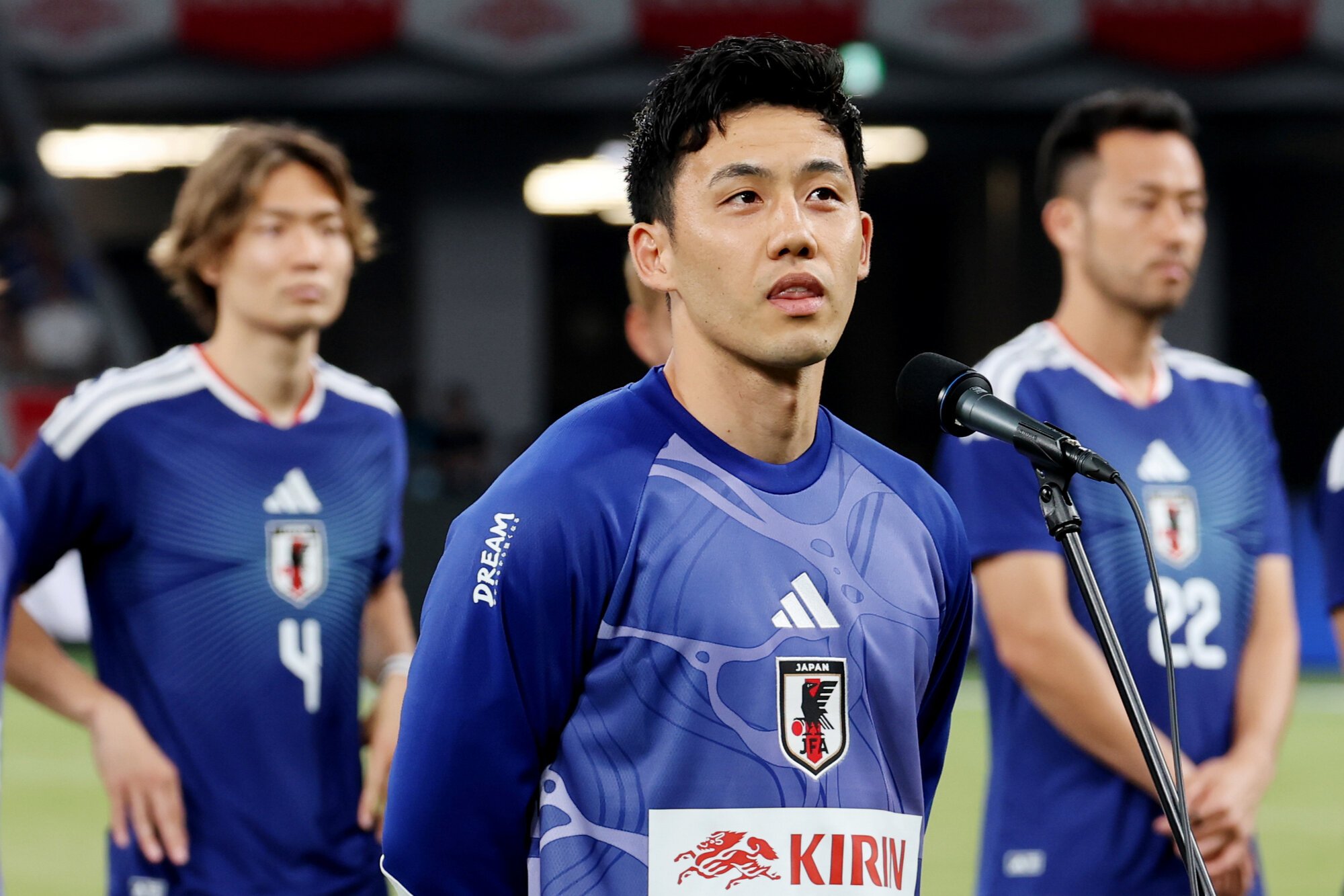 5月31日に行われたサッカーワールドカップ北中米大会の壮行試合後、あいさつする日本代表主将の遠藤航(中央)。左は板倉滉