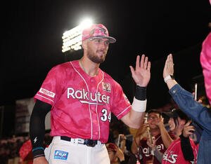 楽天対巨人　勝利しファンとタッチを交わす楽天カーソン･マッカスカー(撮影･増田悦実)