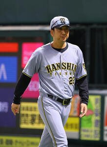 ソフトバンク対阪神　選手交代を告げる藤川球児監督(撮影･上田博志)