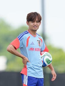 サッカー日本代表W杯北中米大会ベースキャンプ　練習中、笑顔を見せる久保建英(撮影･足立雅史)＝2026年6月11日(現地時間)