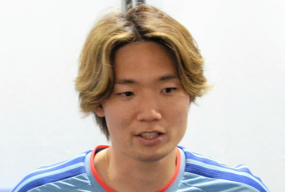 遠藤航の離脱を受けてサッカー日本代表の新主将になり、取材に応じる板倉滉