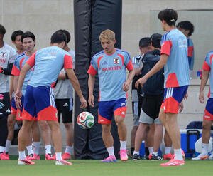 サッカー日本代表W杯北中米大会ベースキャンプ　ボール回しする堂安律(中央)ら(撮影･足立雅史)＝2026年6月11日(現地時間)