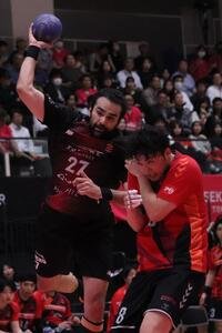 ディフェンスをかいくぐりシュートを放つジークスター東京玉川裕泰