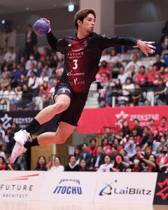 シュートを放つジークスター東京部井久アダム勇樹
