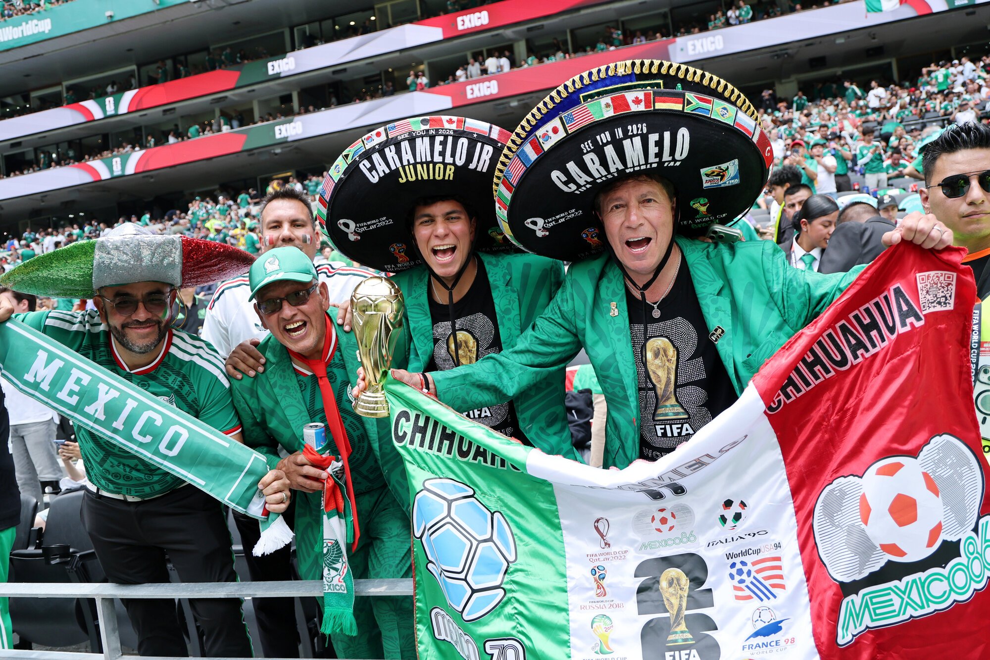 サッカーワールドカップ北中米大会　グループA　メキシコ―南アフリカ　試合前、盛り上がる観客たち=2026年6月11日、メキシコ市、内田光撮影