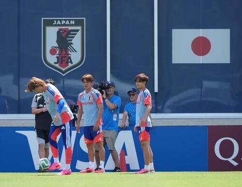 サッカー日本代表W杯北中米大会ベースキャンプ　ボール回しする、左から瀬古歩夢、佐野海舟、久保建英(撮影･足立雅史)