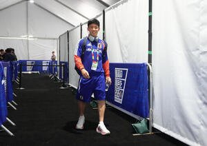 現地時間10日、囲み取材を終え引き揚げる遠藤航(撮影･足立雅史)