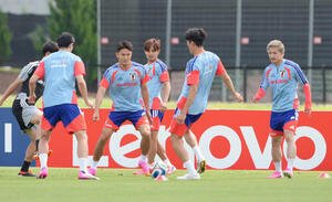 サッカー日本代表W杯北中米大会ベースキャンプ　ボール回しする渡辺剛(左から2人目)、久保建英(中央)、前田大然(右端)ら(撮影･足立雅史)