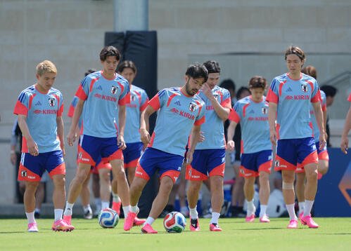 サッカー日本代表W杯北中米大会ベースキャンプ　練習に臨む菅原由勢(中央)、板倉滉(右端)ら(撮影･足立雅史)