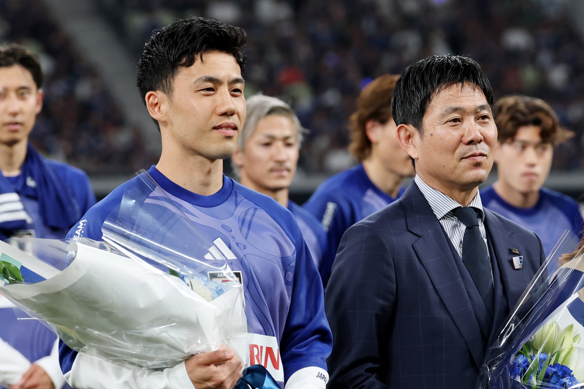 サッカー･ワールドカップ北中米大会の壮行試合で花束を受け取った日本代表の森保一監督(右)と主将の遠藤航(左)=5月31日