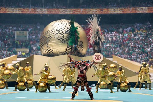ワールドカップ2026 開会式でパフォーマンスを披露する出演者たち(AP)