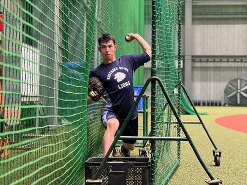 狭い場所でフォーム確認をする西武シンクレア(撮影･金子真仁)