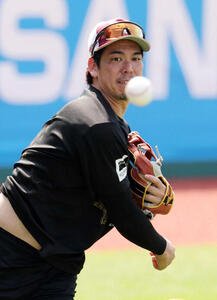楽天対広島　1軍合流し、キャッチボールする楽天前田健太(撮影･浅見桂子)