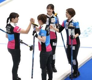 日本カーリング選手権大会　横浜2026　女子2次リーグ　フォルティウス対グランディール　第4エンド、笑顔を見せる、左からフォルティウスの小谷優奈、小野寺佳歩、小林未奈、吉村紗也香(撮影･小島史椰)